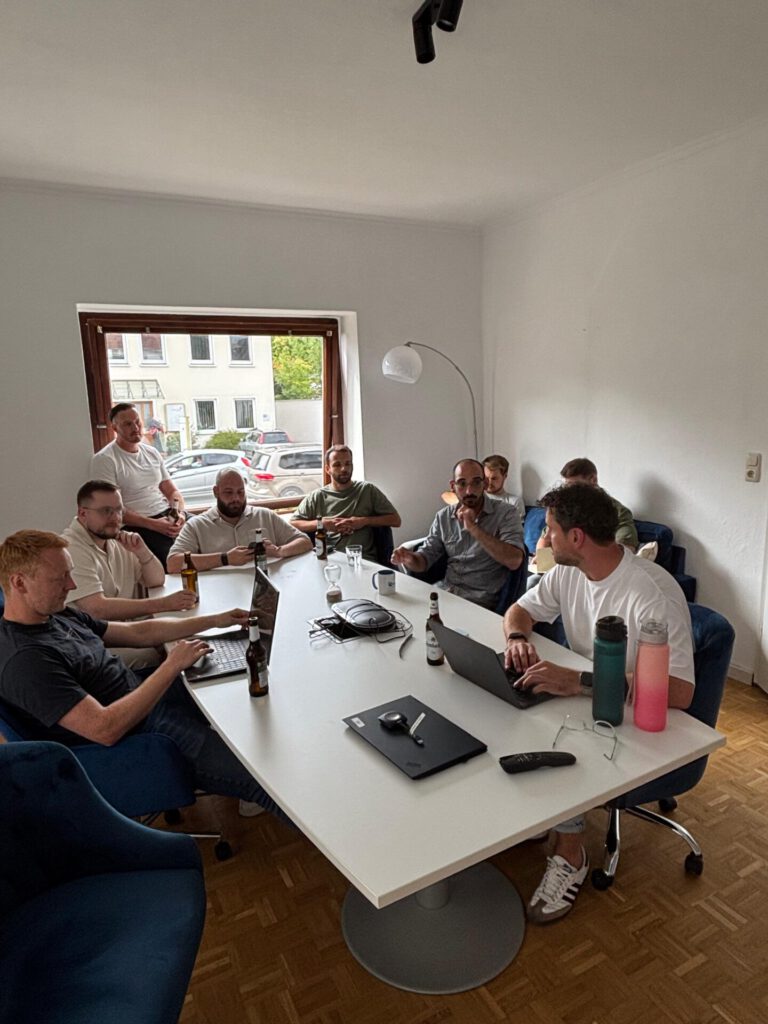 Das Team sitzt zusammen im Konferenzraum