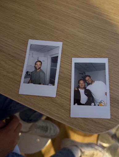 Zwei Polaroids, die auf dem Tisch liegen