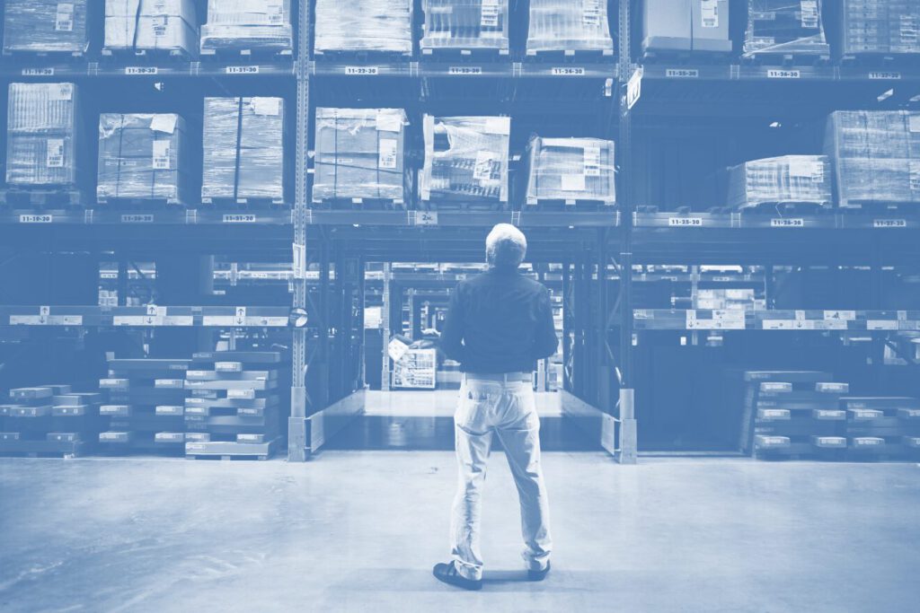 Mann vor Hochregal, Beitragsbild für EWM & IM