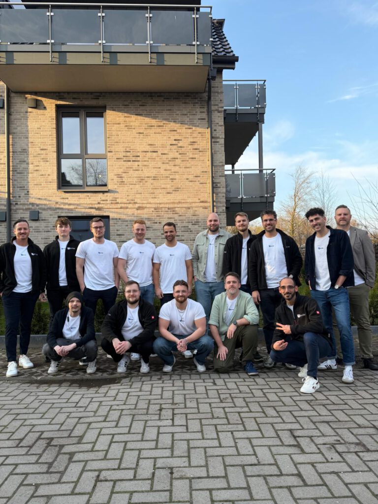 Gruppenbild mit allen bvise Mitarbeitern beim Teamevent