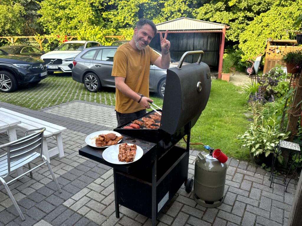Torsten beim Grillen Teamevent