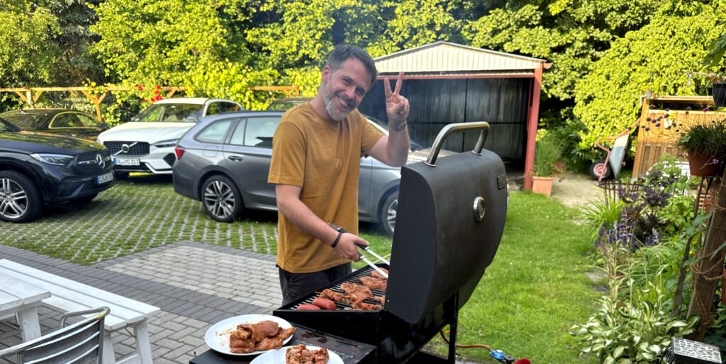 Torsten beim Grillen Teamevent
