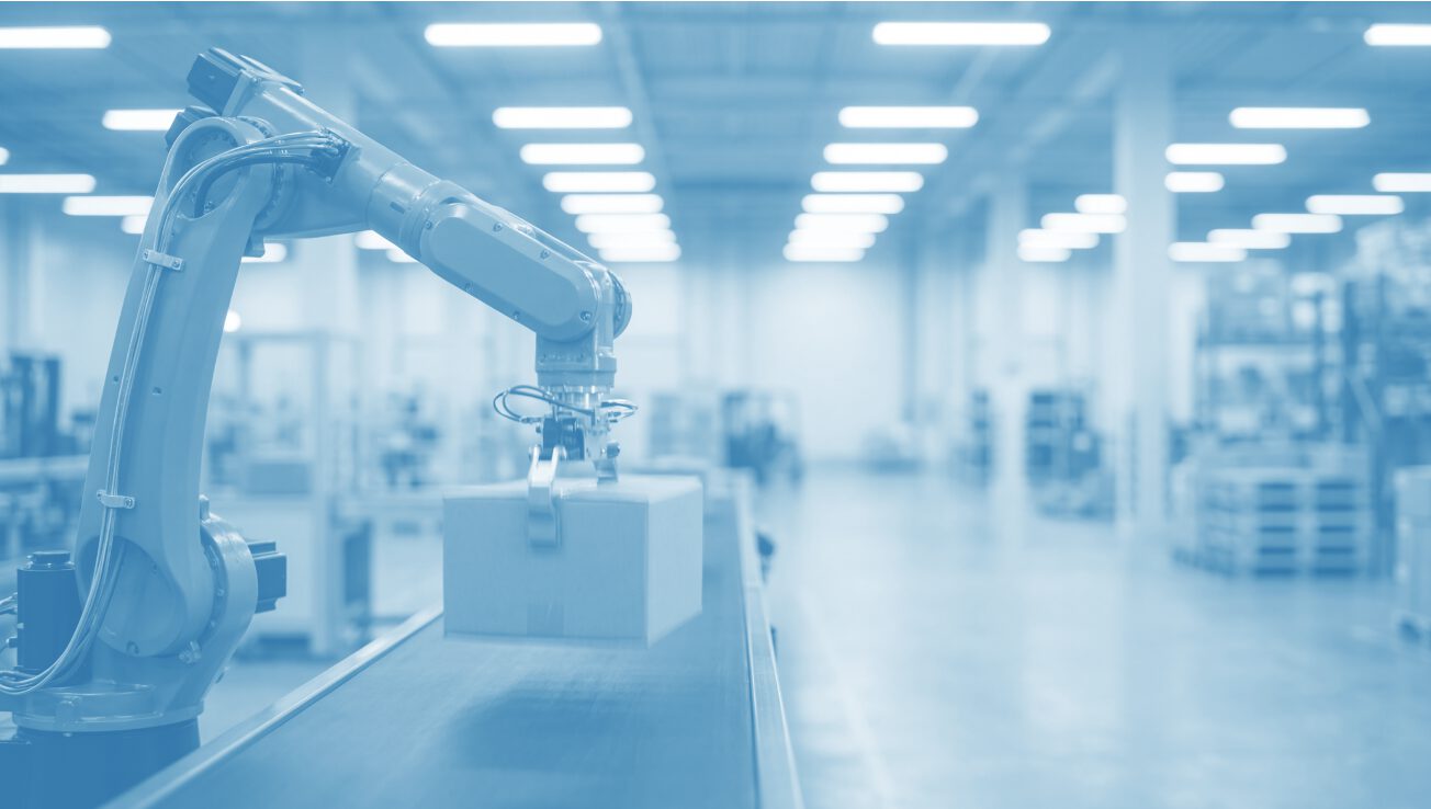 Roboter hebt Paket von Band / Beitragsbild für Artikel SAP Warehouse Robotics