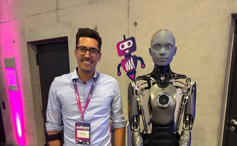 Mirco zusammen mit Roboter