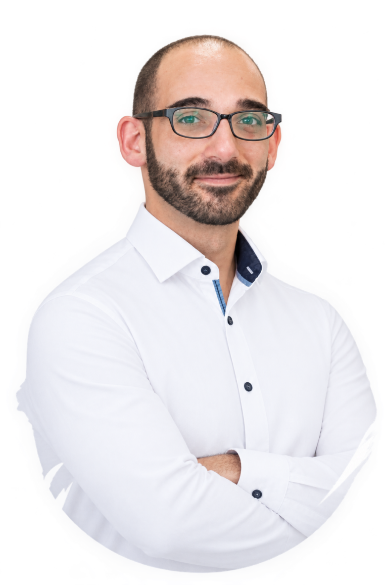 Mitarbeiterbild von ramzi Sammouri in weißem Hemd, Arme verschränkt